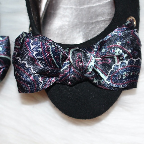 Tommy Hilfiger, Suede flats w/ satin bow - Picture 2 of 10